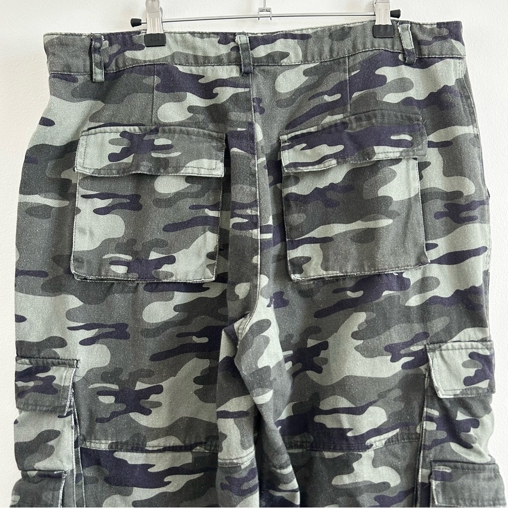 High-Rise Wide-Leg Cargo Jeans in Green Camo - Picture 9 of 14